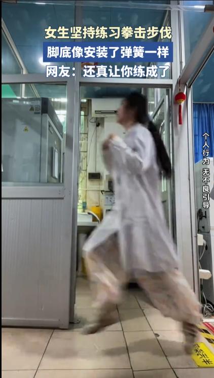 脚步的快速移动是打拳击的基本功，练习步伐也是学拳击的必须，主要是为了及时躲闪和快