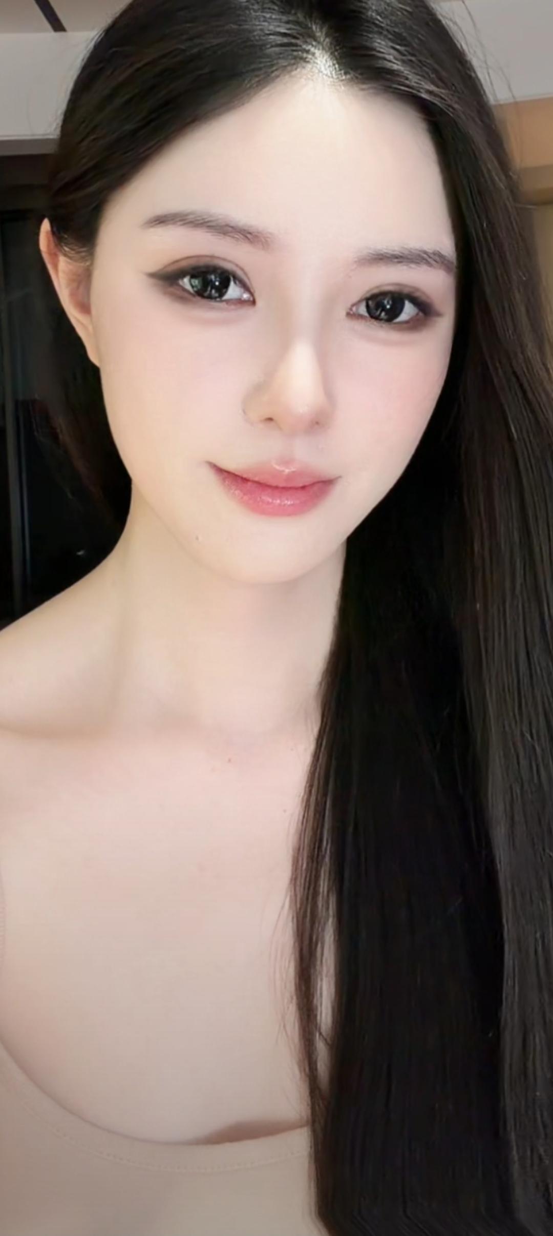这位小姐姐真漂亮，眼睛好大！