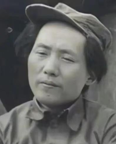 毛主席生活随便，爱说笑，在长征路上头发长得老长，叫他理发他不理，说要打了胜仗才理