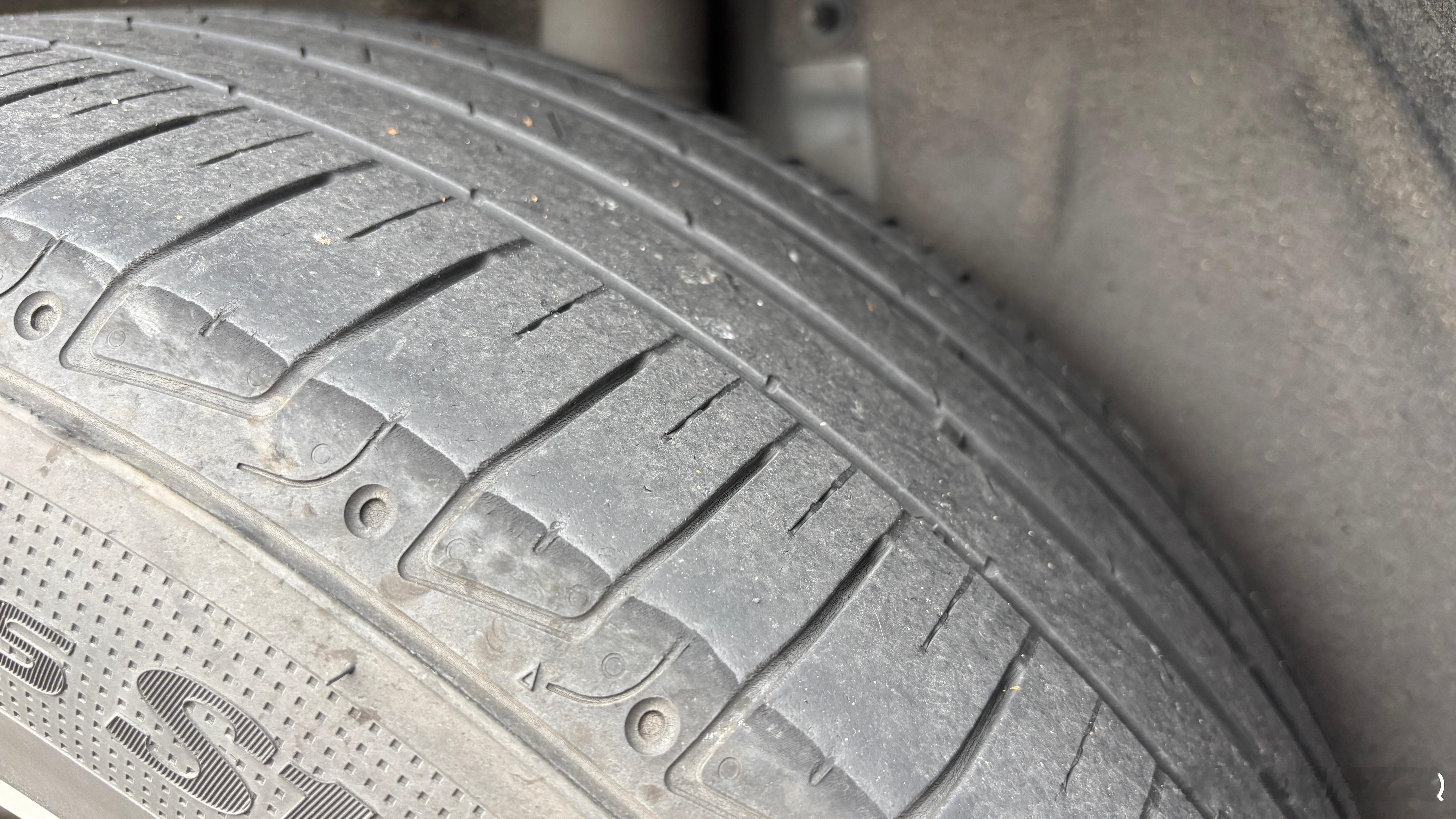 社长的蔚来生活 我的EC6马上5岁了，跑了55000公里。前几个月就发现轮胎有点