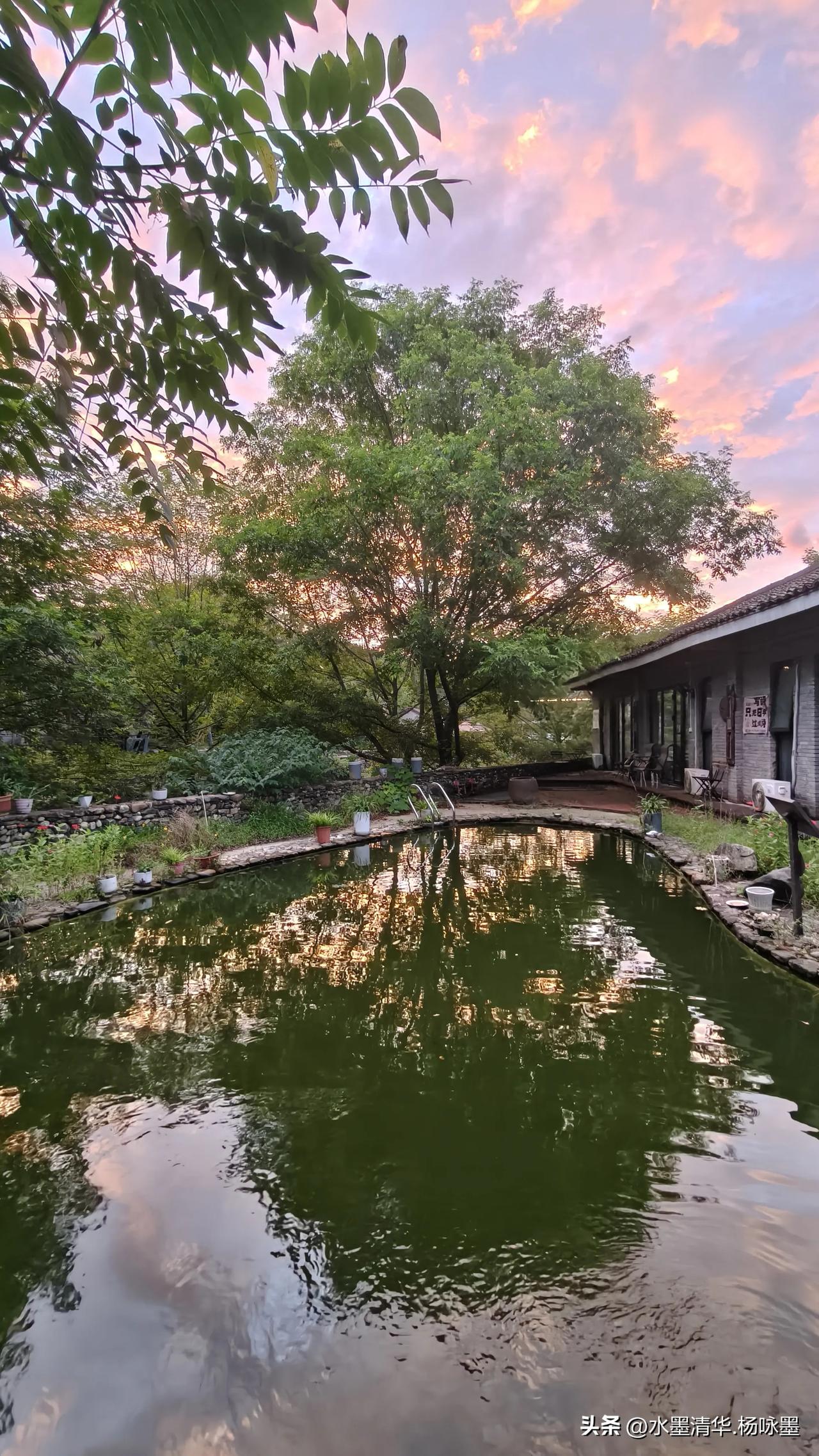 随手拍传统村落风光大别山新县西河湾古村日出印象，来了就不想离开的地方传统自然村落