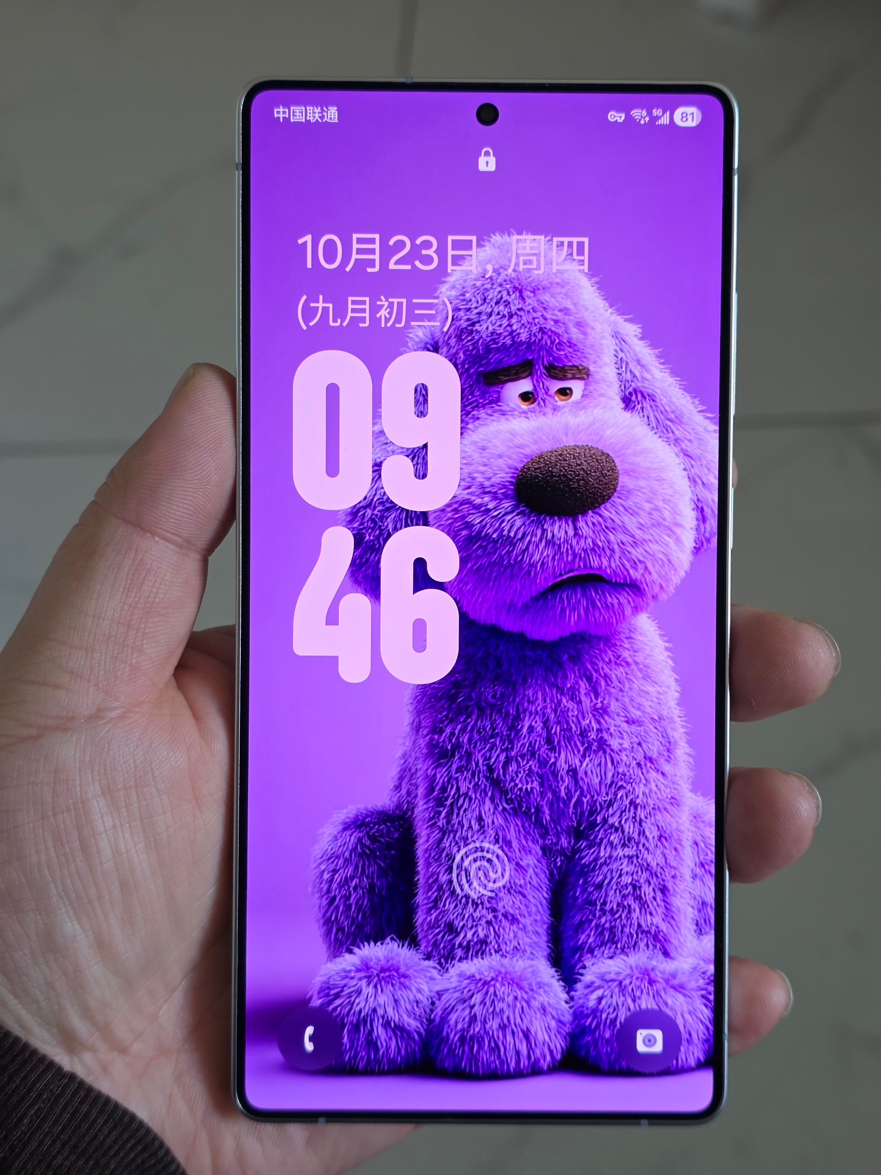 三星One UI 8/8.5，时钟上面那个超大号日期文字还有农历另起一行，丑陋且