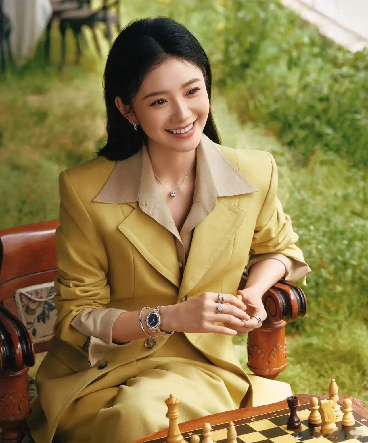 1.刘浩存、鞠婧祎这种都属于很聪明的女艺人，把演员当成工作，不跟圈里人交朋友，没