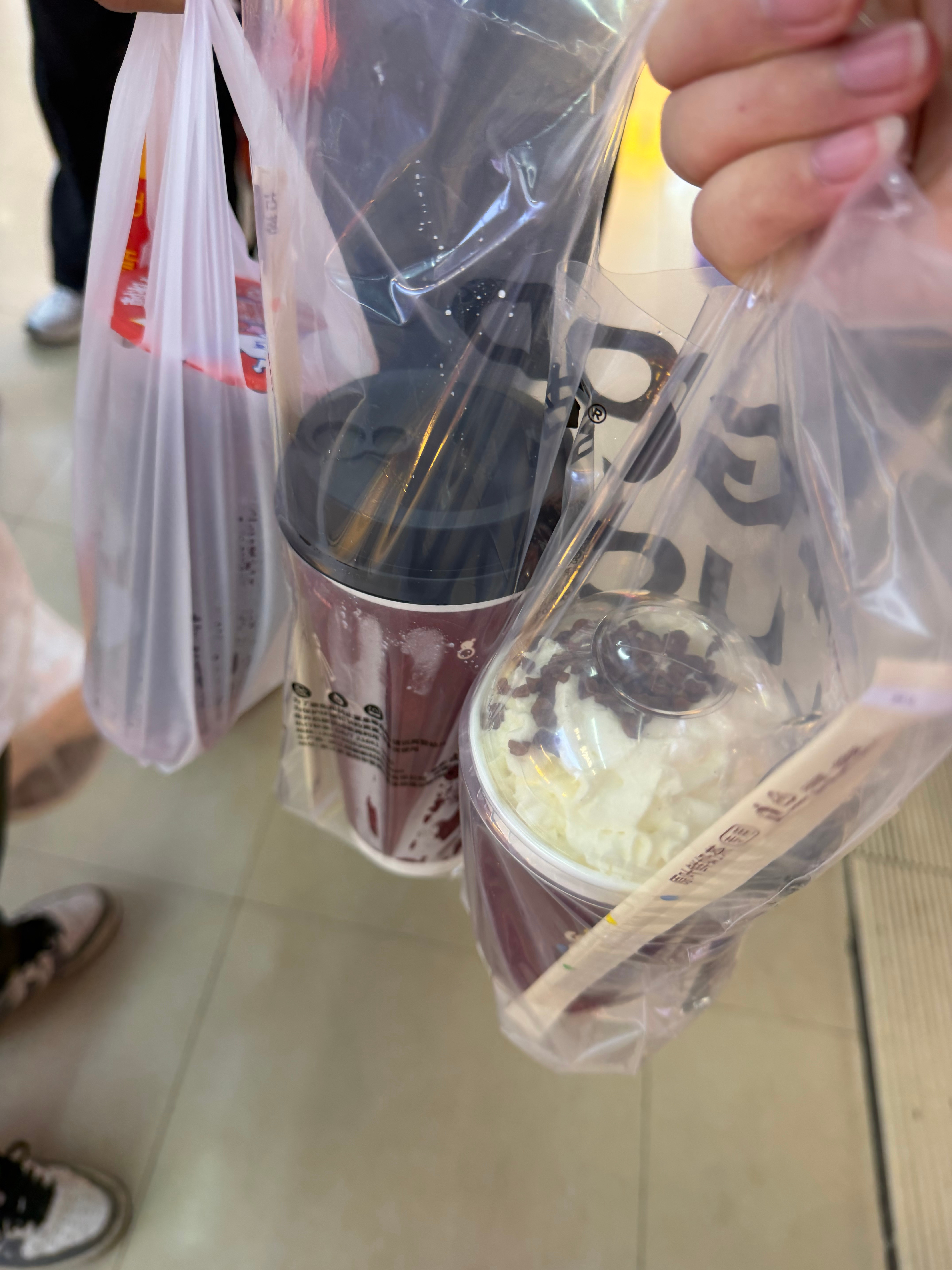 爸爸妈妈又出去打猎了，给你带了奶茶臭豆腐哦你不能喝，那我们帮你喝掉咯 
