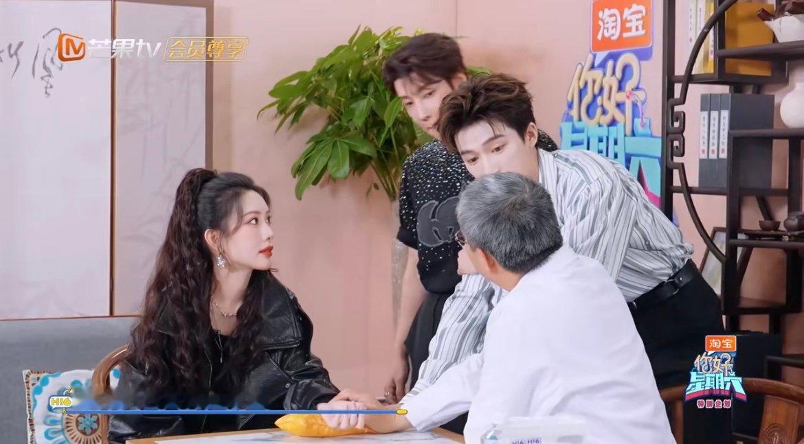 王星越看诊被中医夸学得快 本是安静围观的小观众，被医生突然点名也从容不迫，分析孟