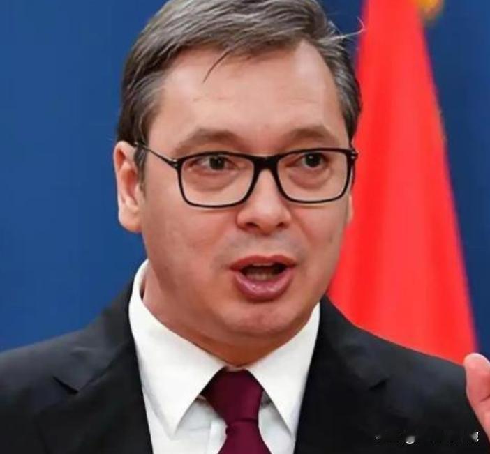 武契奇这次算是把天窗给捅了个稀碎，开完国家安全会议，对着镜头那叫一个直白，别跟我