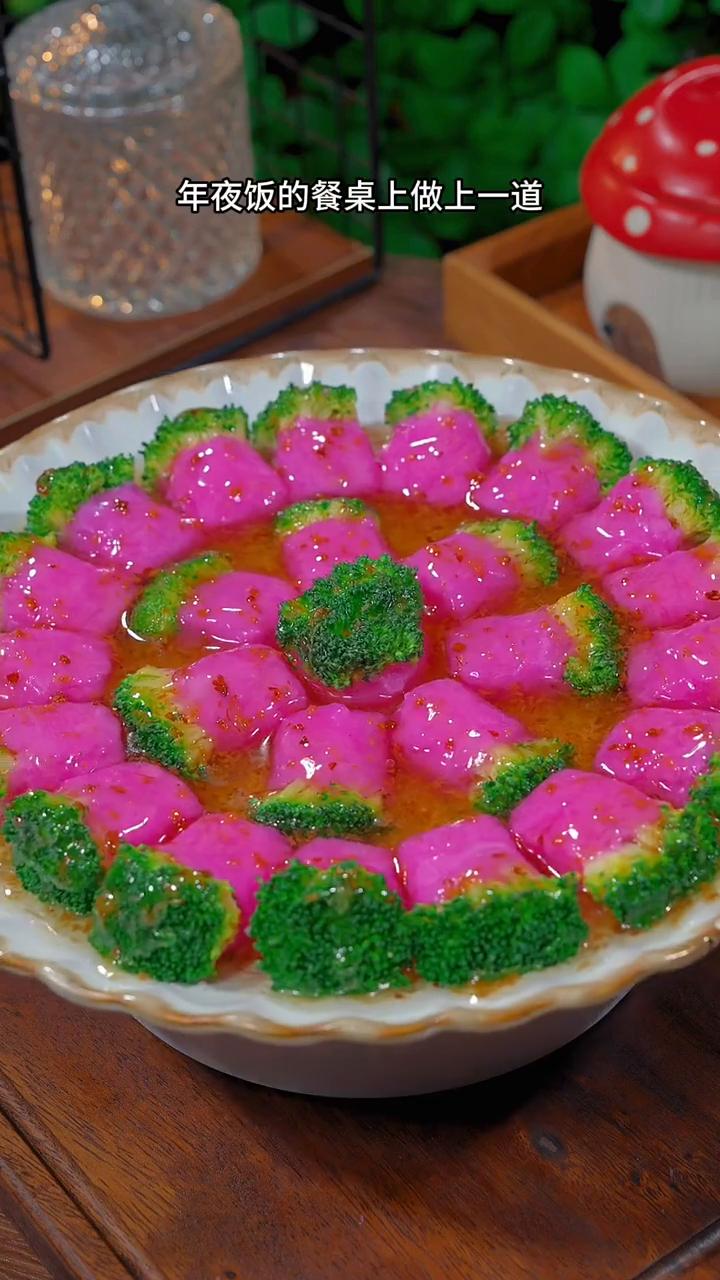 桂花蜜山药。
注意看，把西兰花和山药结合在一起，这是最近网上很火的一道年夜饭菜品