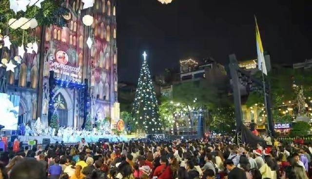 越南全民庆祝圣诞节！ 越南自从革新开放后，越来越与欧美接轨，不仅把英语作为第二语