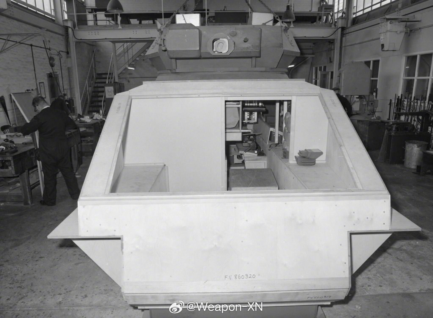 #每天认识一件兵器# 每辆坦克和步兵战车都是从 1:10 的木制模型开始，然后是