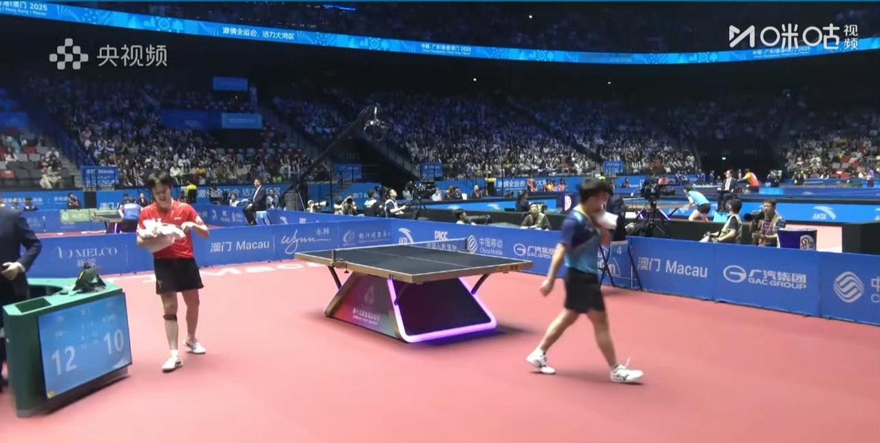 真没想到，于何一能从王楚钦手里拿到一局！
比赛还在进行中，前两局王楚钦11-9，