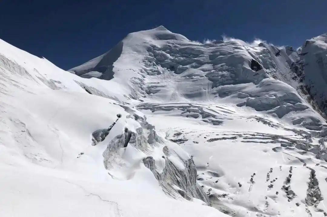 9月27日，尼泊尔北部希姆隆峰大本营遭遇雪崩；据《加德满都邮报》9月28日的后续