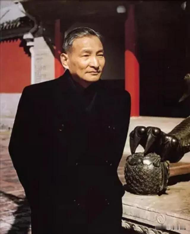 其实，可以考虑让刘德华演他，俩人真的挺像。

真的没有想到，他还当过特科主任，先