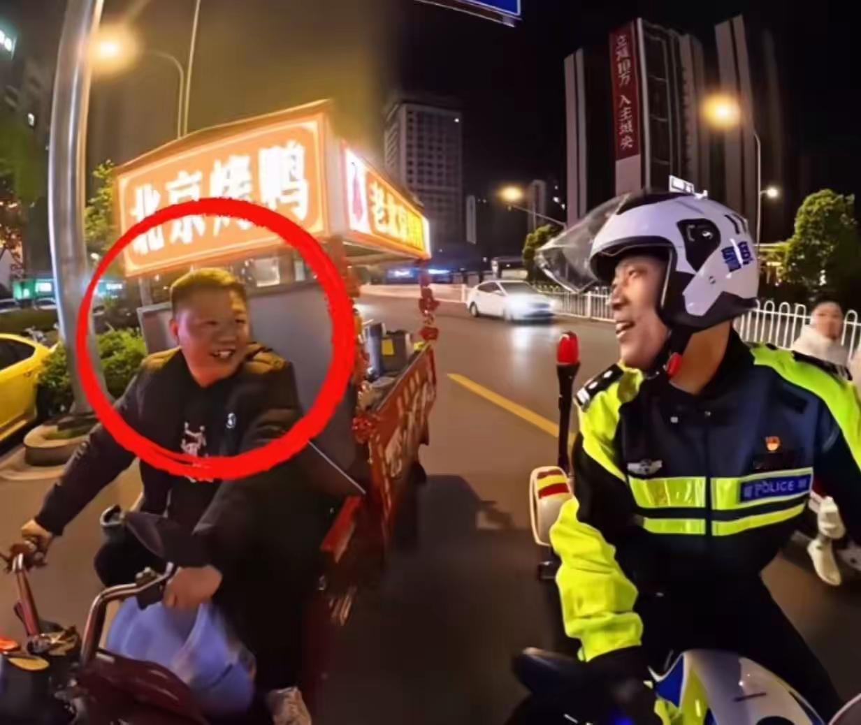 “这位交警火了！”深夜，摊贩大哥收摊后，没有戴头盔，骑着电动三轮车回家，没想到遇