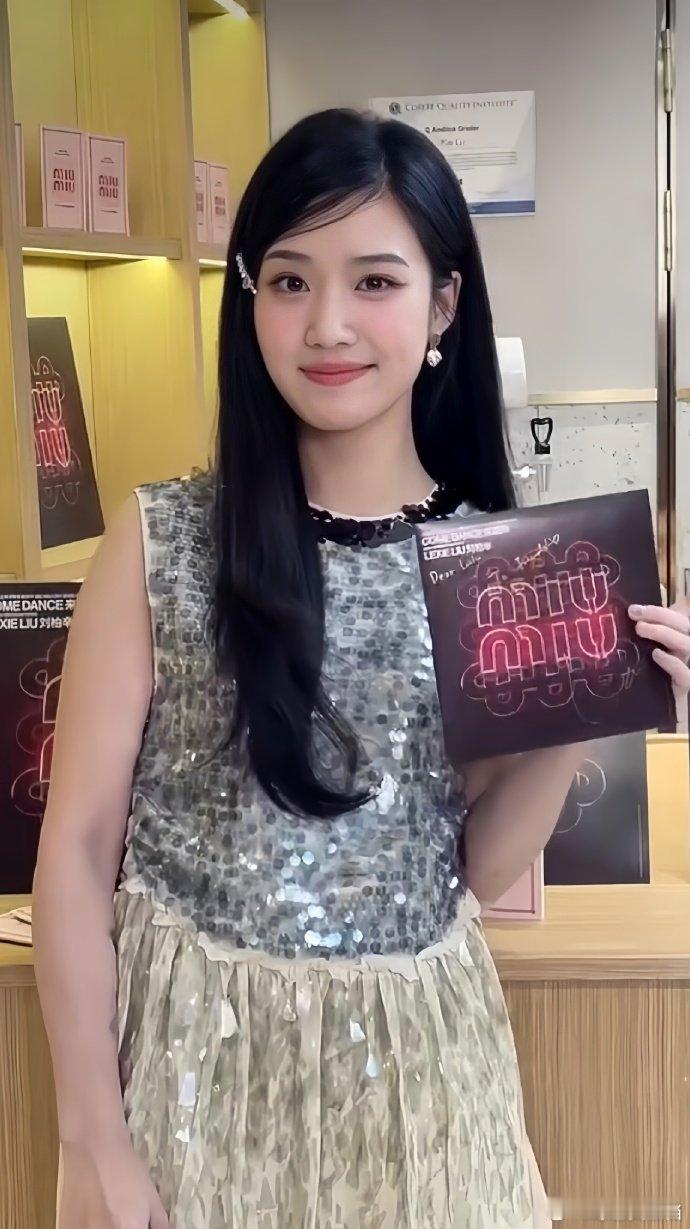 卢昱晓miumiu活动造型 卢昱晓身着 miumiu，气质优雅大方，在活动中成为