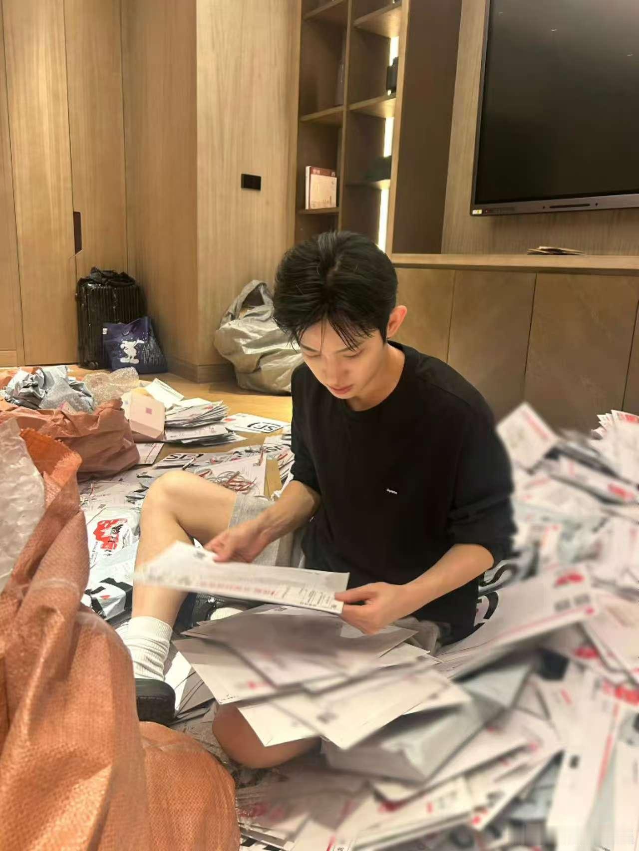 朴时宇回国前请粉丝喝西瓜汁朴时宇上海逆应援 这个845熬夜读中粉的信回国还在上海
