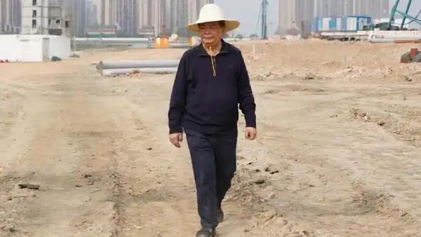 曹德旺曝办学关键棋：找对王树国并放权，这步走得太聪明
 
近日，曹德旺在《人民日