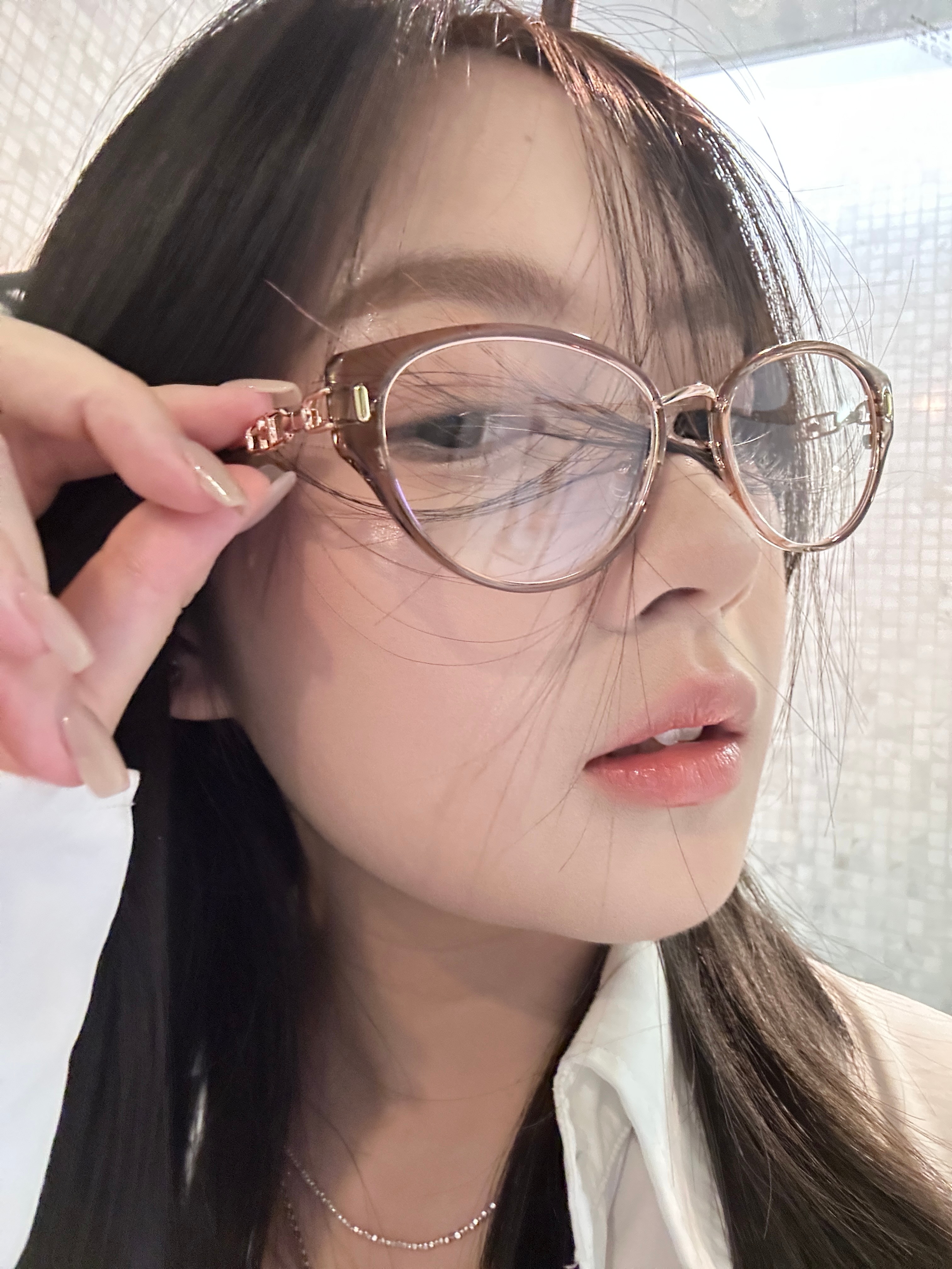 俺买了一副眼镜装聪明。 ​​​