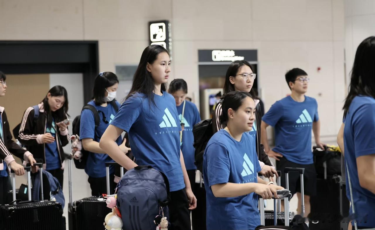 中国女排平安抵达南京，准备备战世界女排联赛第一站南京站！从漳州直接飞往✈️南京，