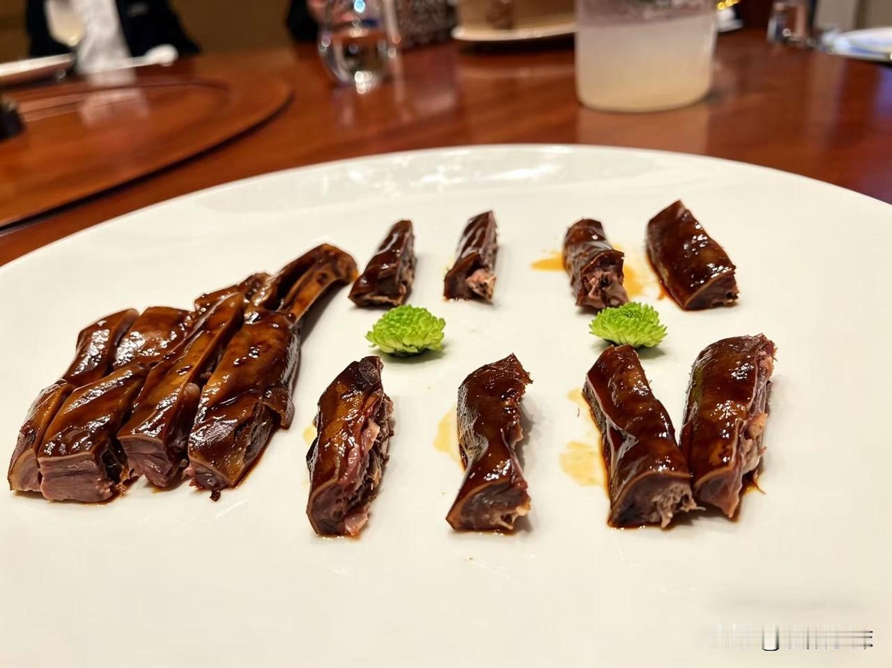 颠覆认知 襄阳这家五星级酒店 被70后宁波伊总用本味杀疯了 襄阳小沫实名安利
