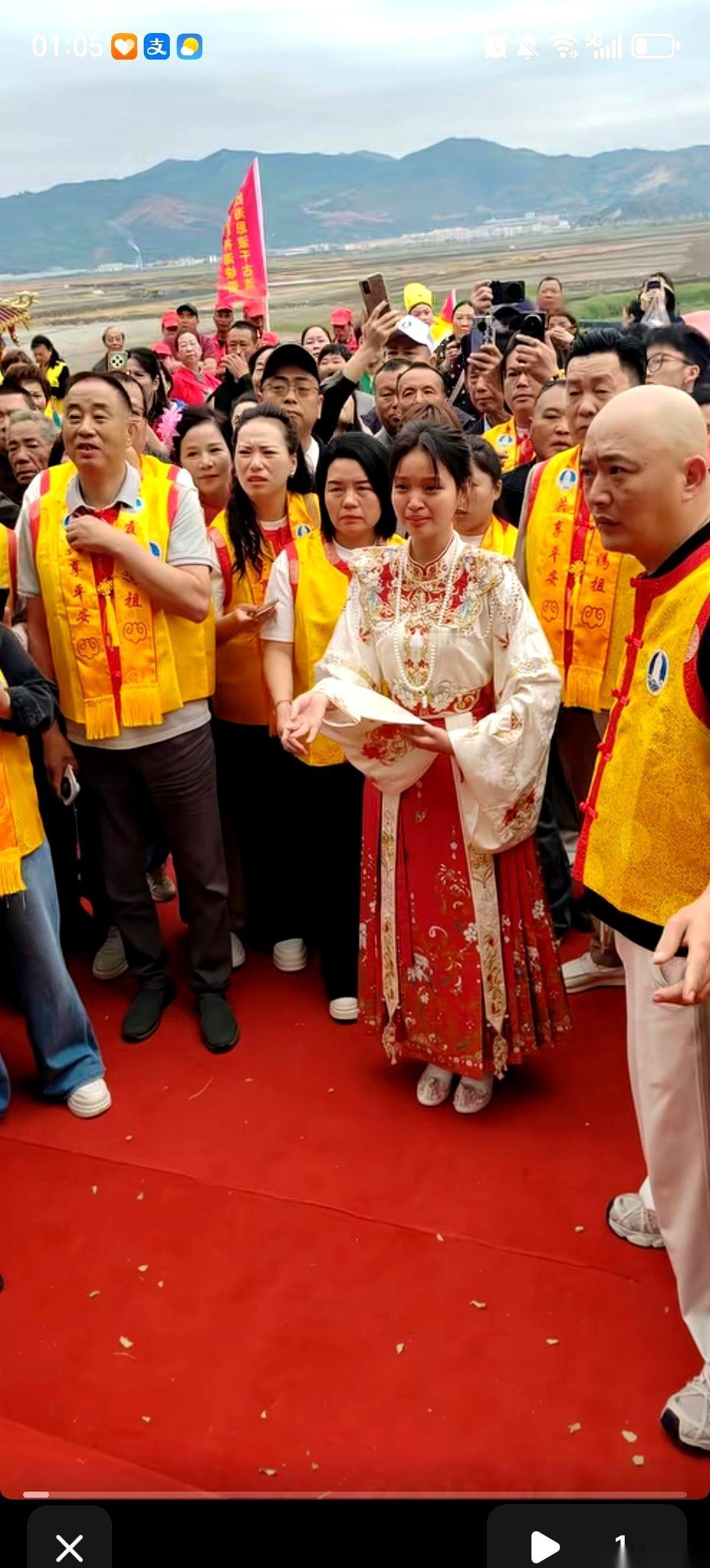 福建莆田，妈祖1066年诞辰。演员刘涛一身素衣，站在人山人海里。
但所有镜头，似