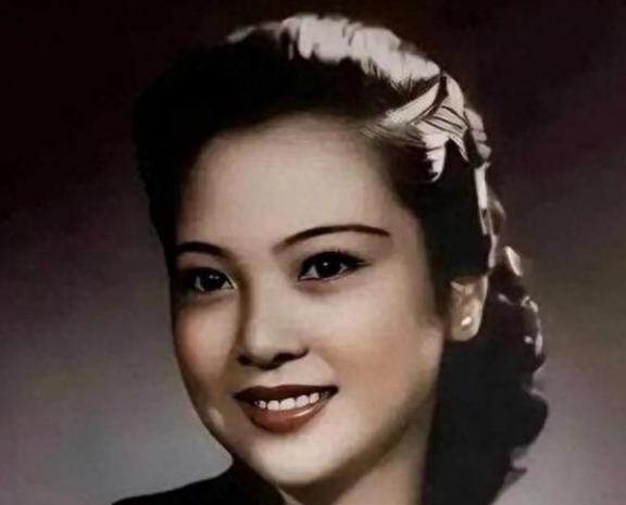 1941年一天深夜，戴笠把他的秘书周志英抱到了床上，两人一番激情过后，周志英依偎