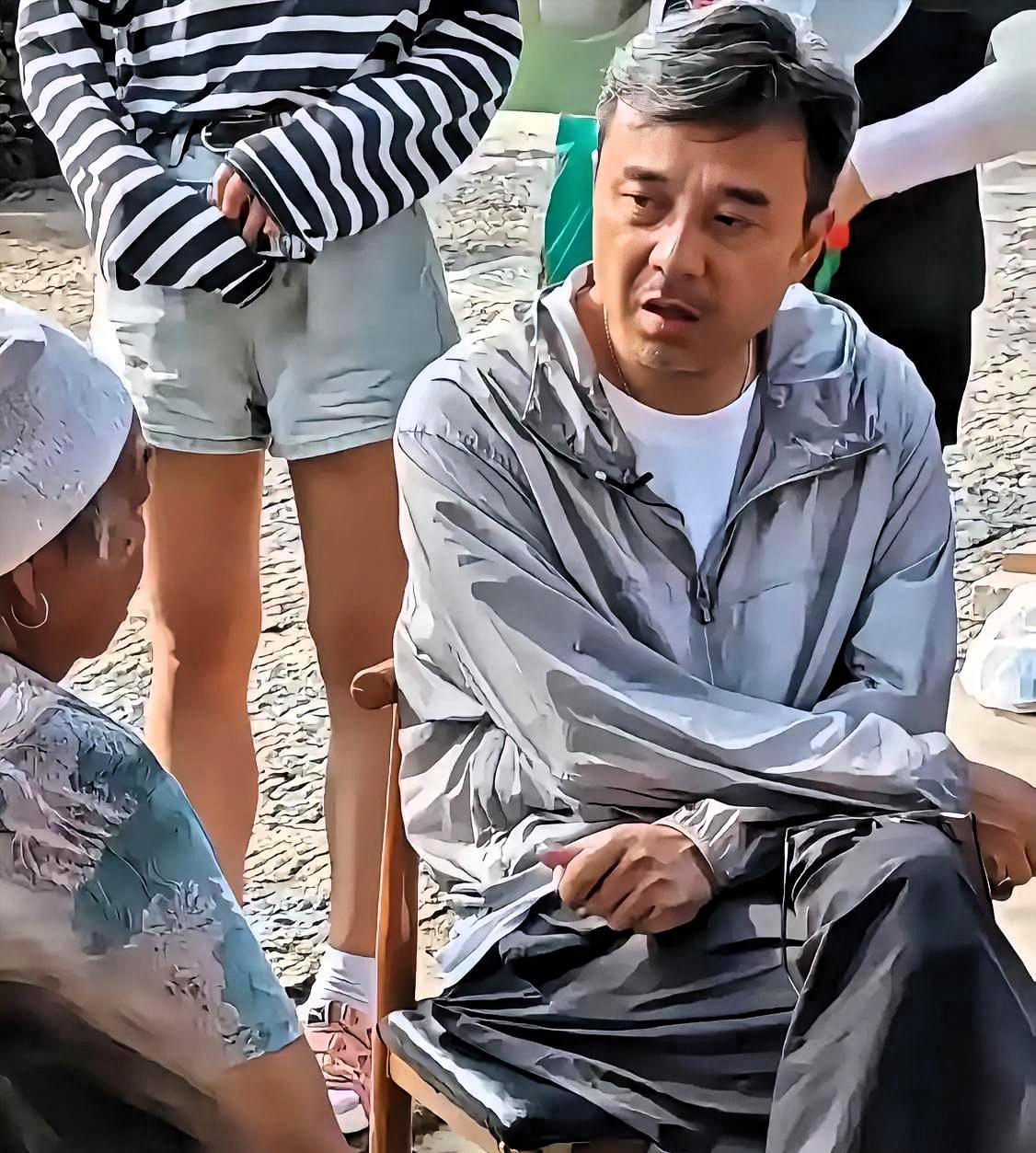 路人镜头里的汪涵，头发白了一大片。

往椅子上一坐，满脸疲惫，跟舞台上那个接梗飞