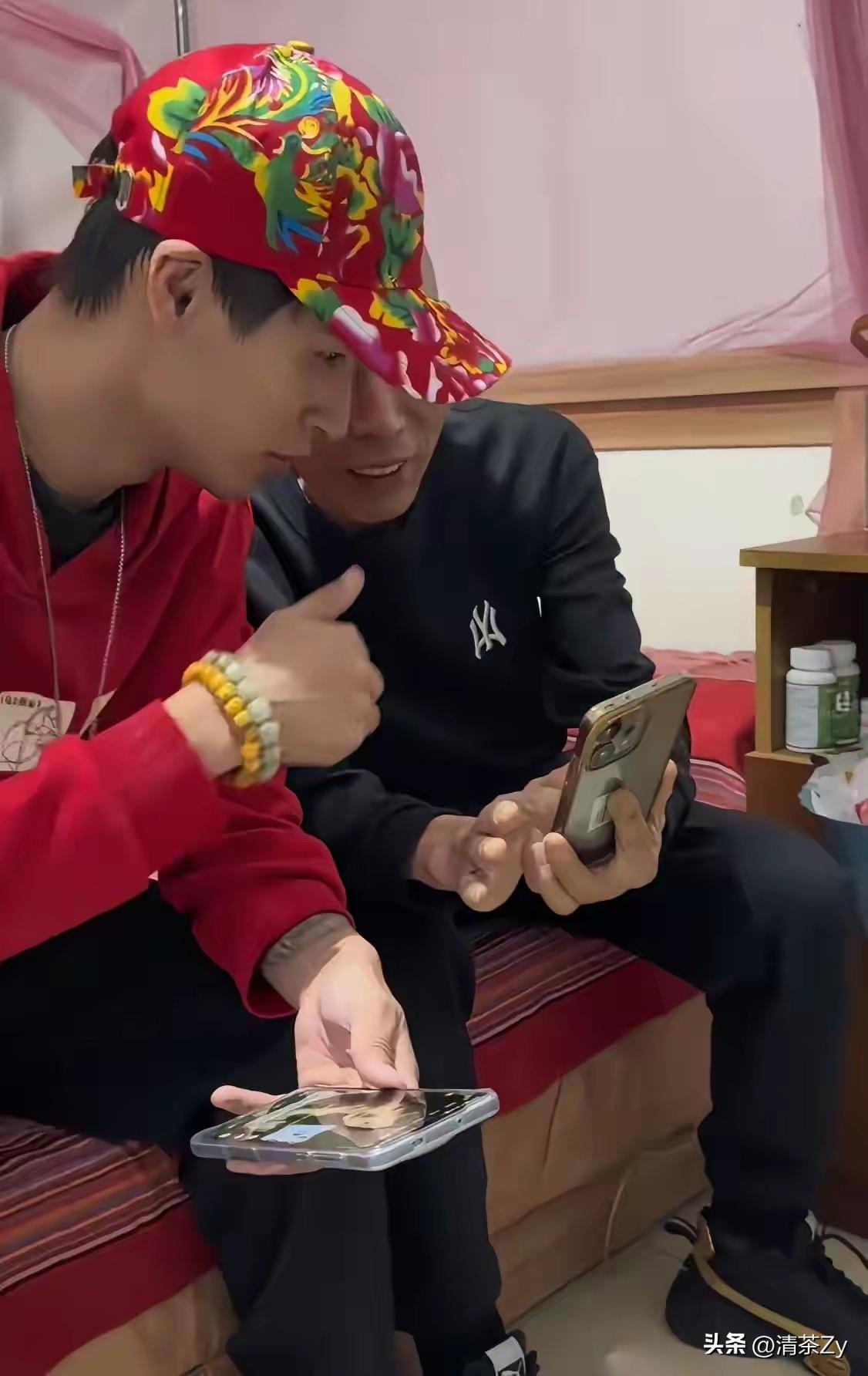 宝贝回家志愿者高洋说第一次见到张云鹏看起来非常可怜，像是营养不良一样！就连头发很