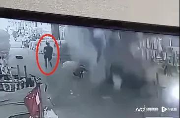  以为是“拍戏”！海珠区瑞康路389号某轻纺城，顶部铁架塌陷，铁架狠狠摔在商铺前