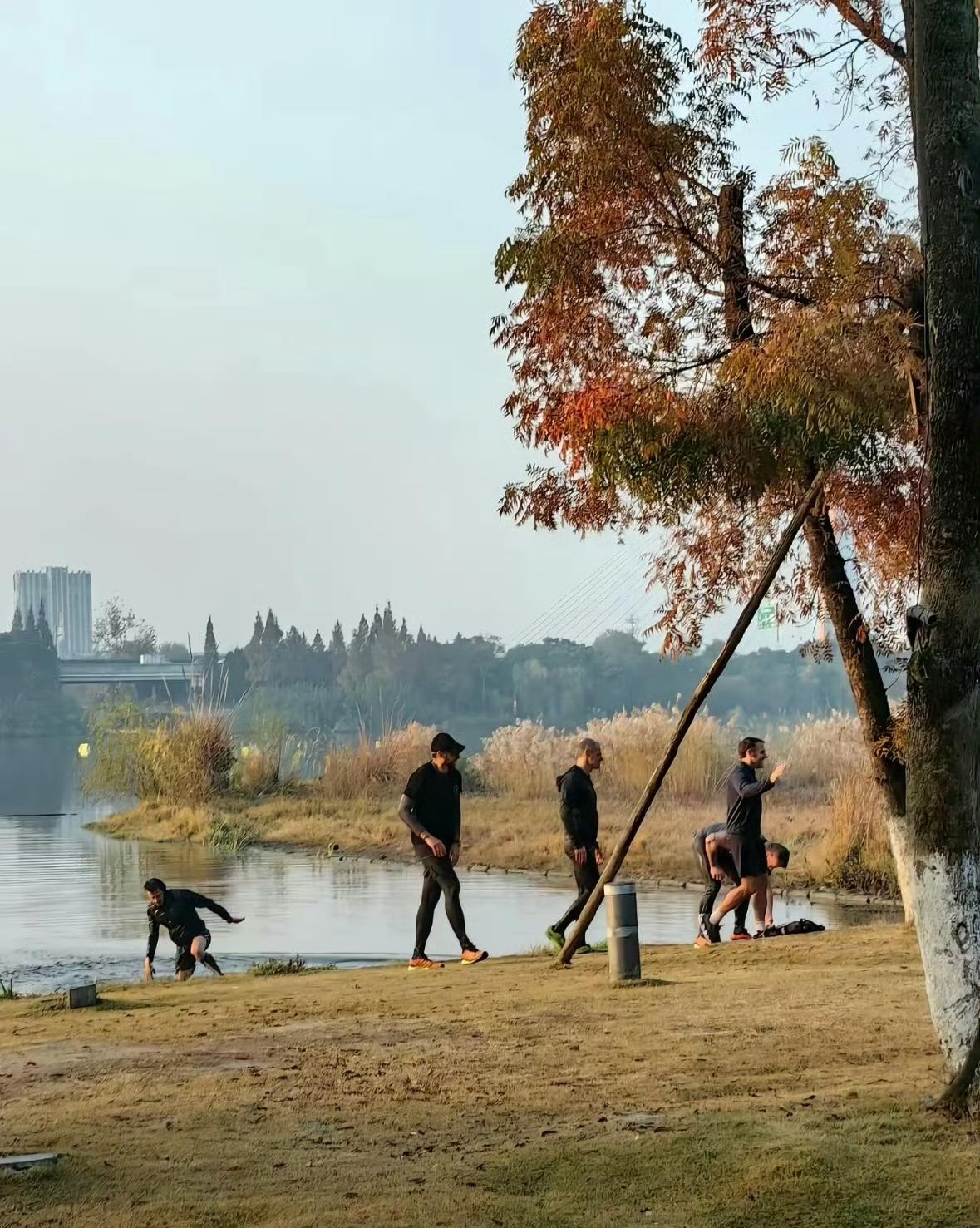 马克龙早上在成都晨跑赏湖的时候，保镖不小心掉湖里了！

这是一位网友在旁边拍摄的