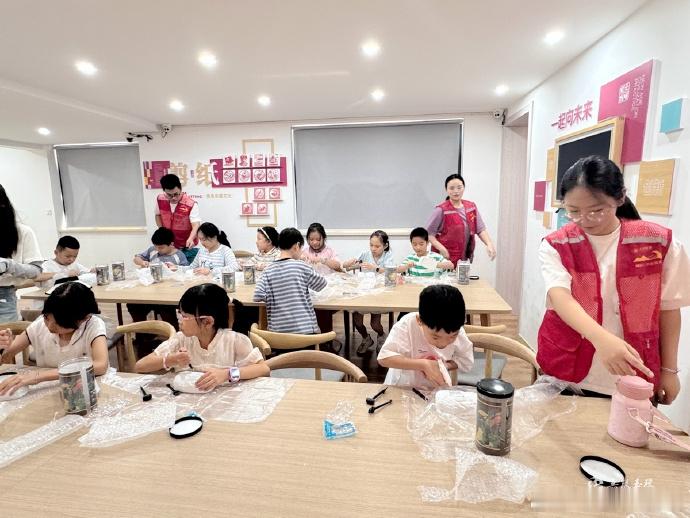 玉环娃在暑托班当上考古学家 最见功力的是这份“把看护升级成启蒙”的用心。很多暑托