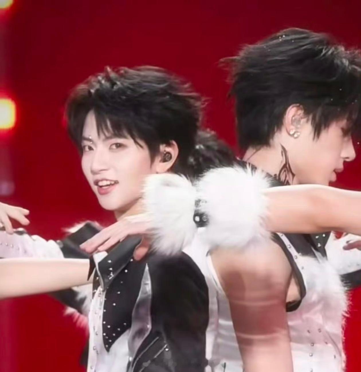 恩恩这一笑笑得好像热血动漫的男主 