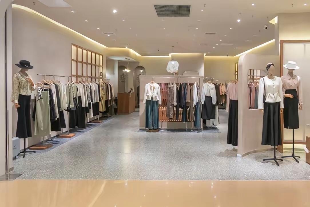 继大衣和风衣被冷落后，下一个被打入冷宫的服装已经出现了。
​不知大家发现没有，今