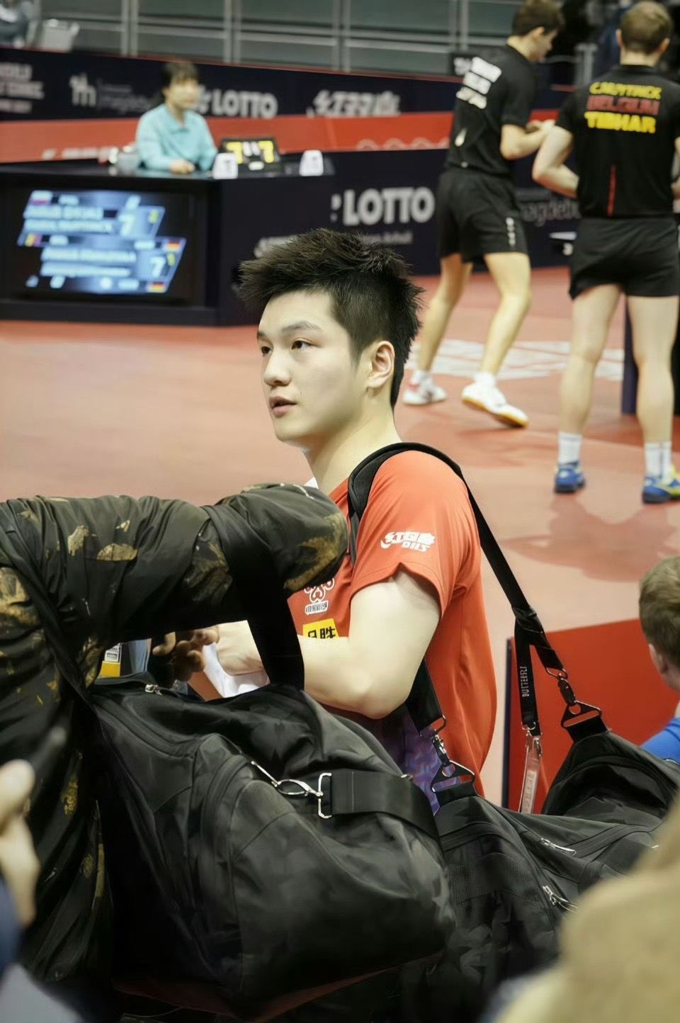 谁说只有飞机头才帅，我觉得小卷毛更胜一筹。都爱都爱 