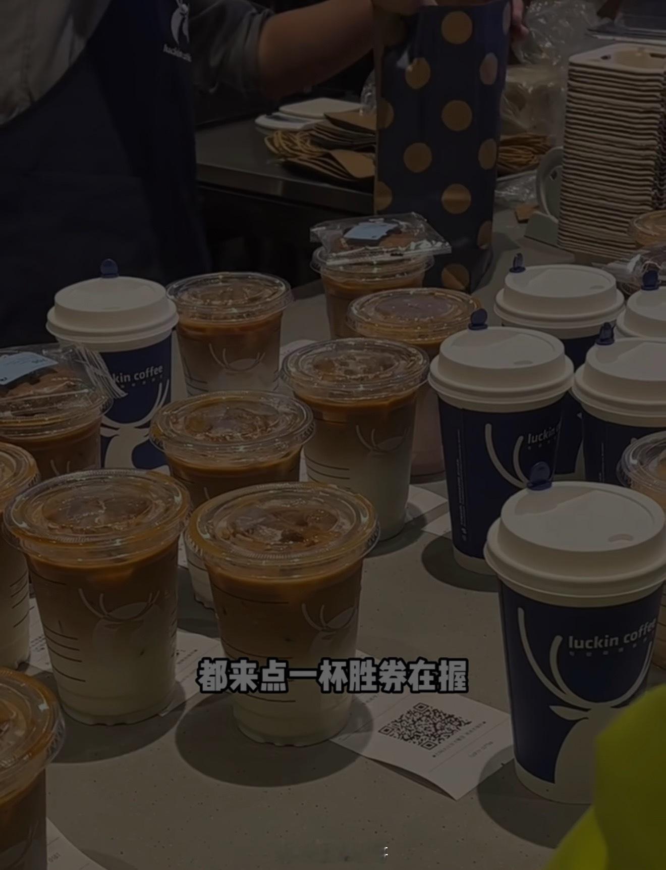 瑞幸推出庆祝款泰国奶茶法务从泰国背回的泰奶这波真是赢大了，官司赢了，胜券在握的泰