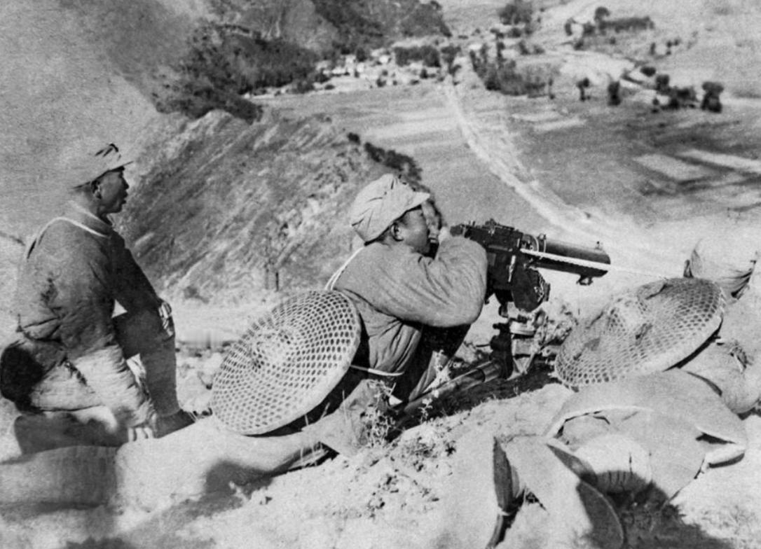 1937年9月25日，八路军第115师的重机枪阵地，战士们依托平型关峡谷的山地地