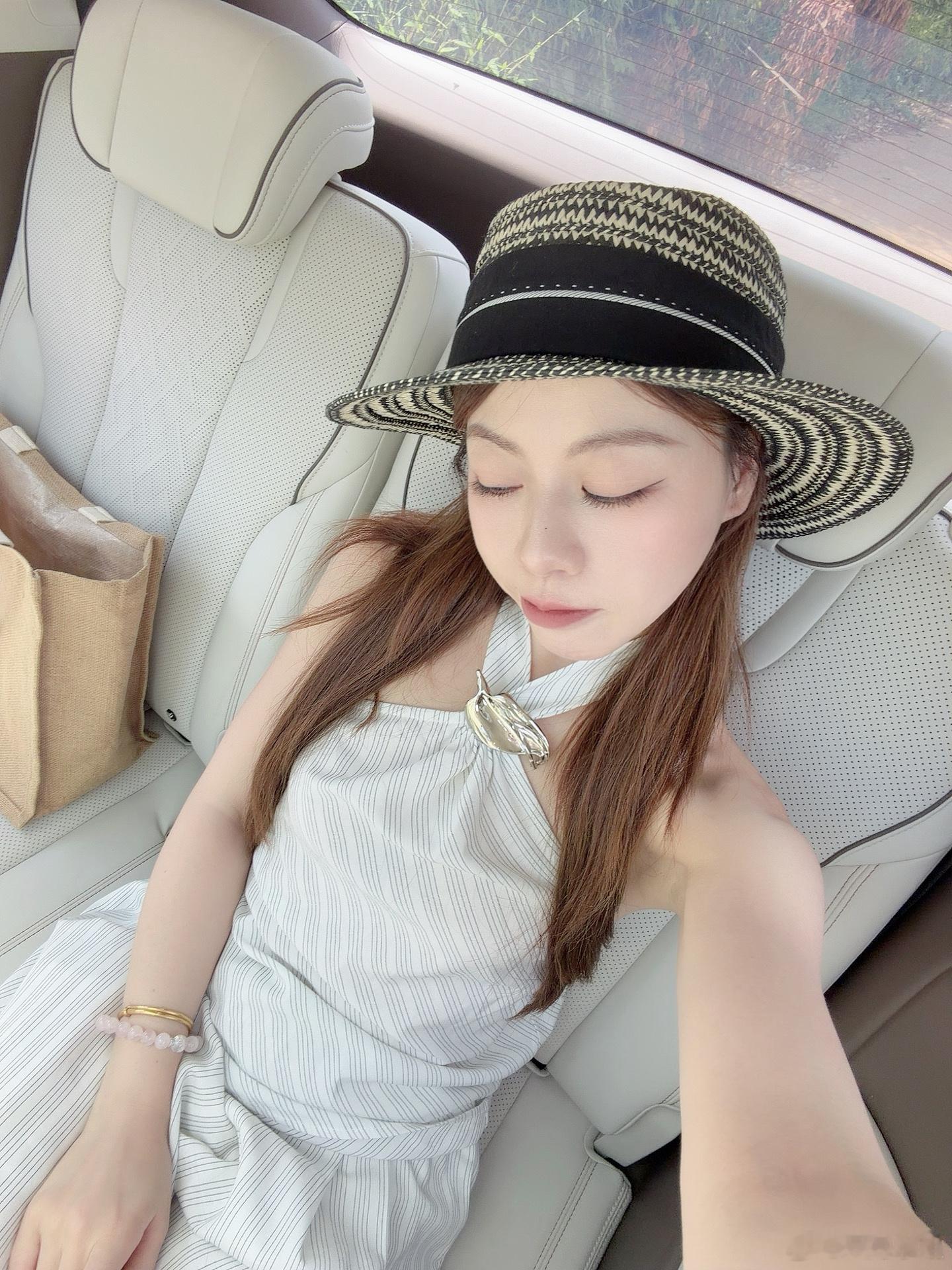 幸福就是12点前处理完所有工作说声晚安后躲在被窝里偷偷玩手机~