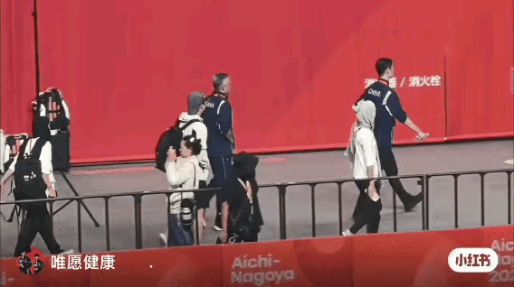 亚运男单结束后，
现场球迷对着王皓大喊下课，王皓冲着观众席鼓掌，示意观众再喊大声