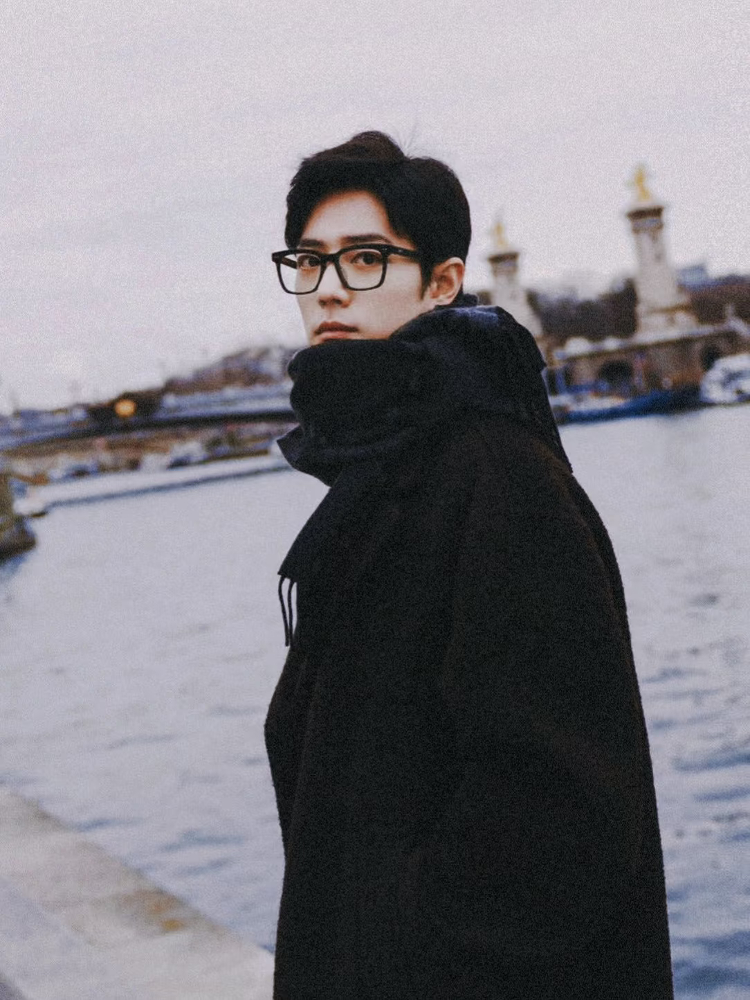 想念是会呼吸的痛冬天，大衣，围巾和你 