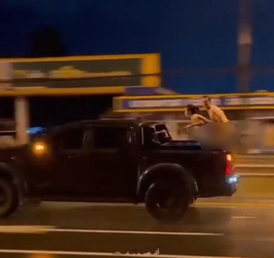 俄罗斯博主Georgy Dzugkoev因9月底在泰国普吉岛移动皮卡车厢内与42