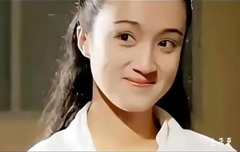 猜猜这个小美女是谁？
看看还有多少人认识她。
八九十年代的风云人物，如今也老了，