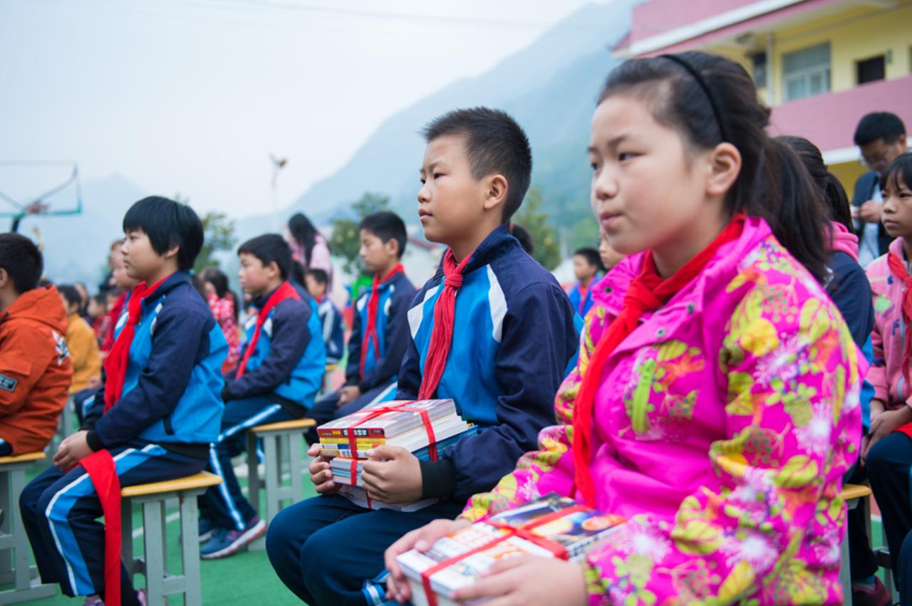 中办国办发文，其中明确发达地区不得从中西部地区、东北地区抢挖优秀校长和教师
立意
