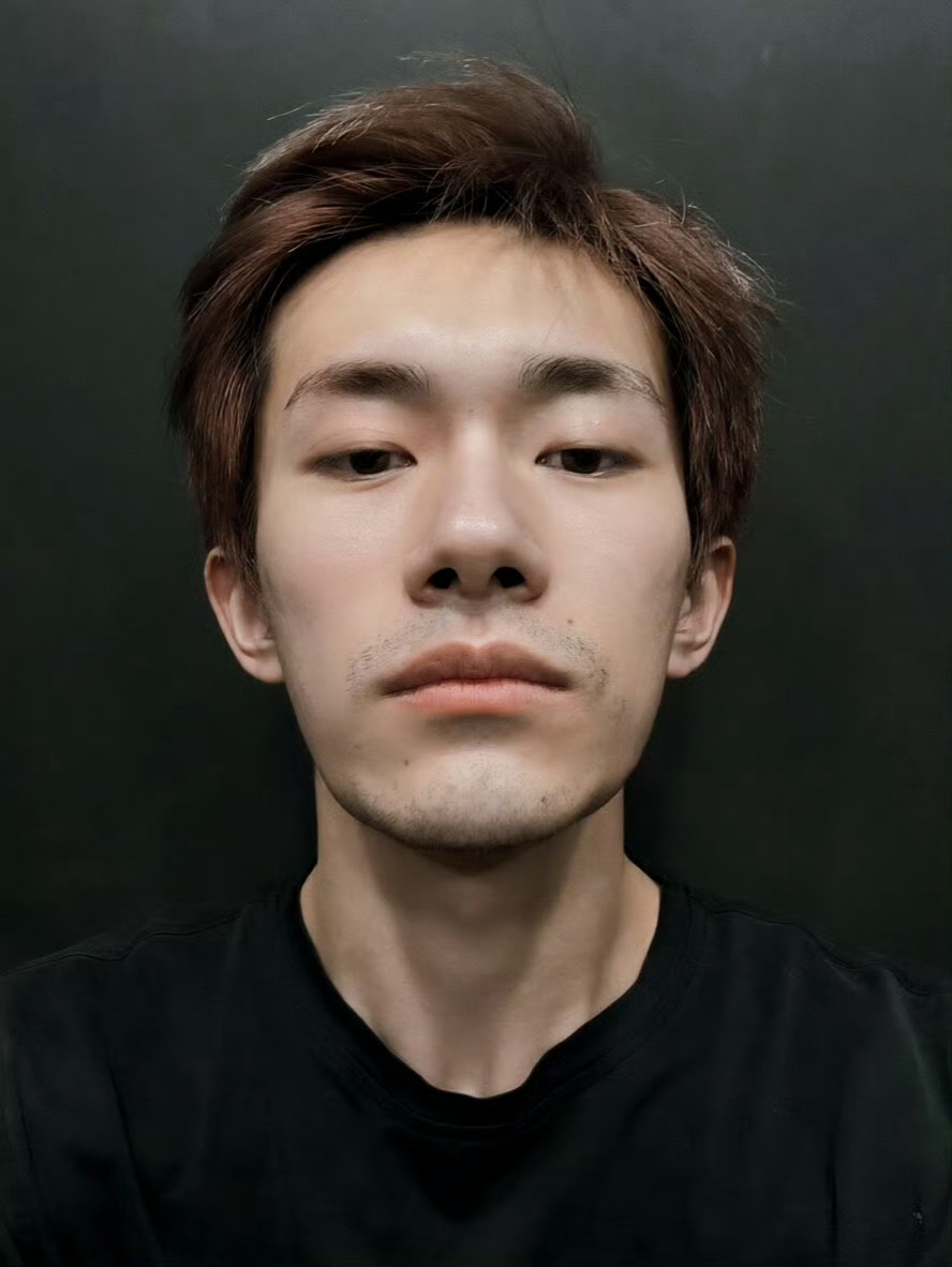 易烊千玺素颜皮肤同样在脸上涂鸦却是完全不同的风味当帮小千擦干净脸就会得到四张新自