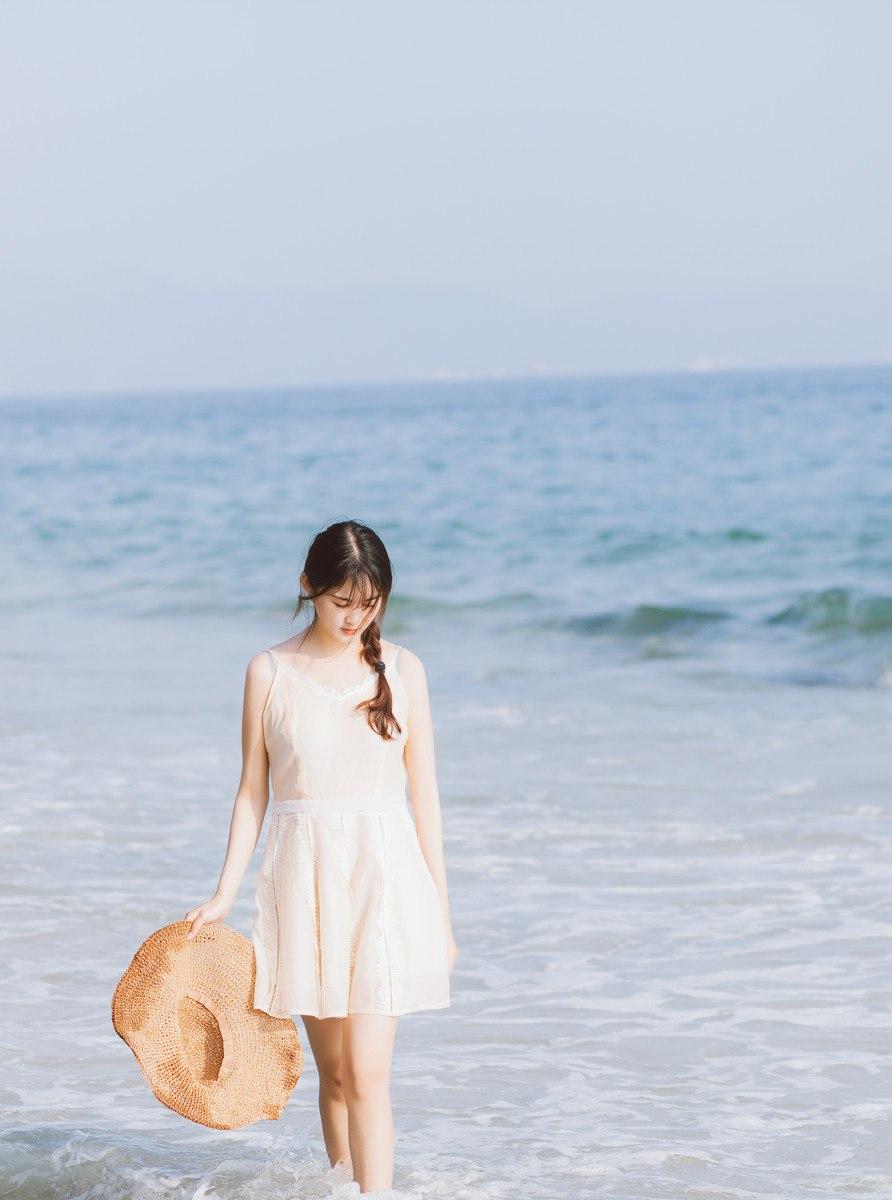 海边漫步，轻盈的裙摆随风飘扬，阳光洒满沙滩，感受海风的温柔拥抱。海边 美少女