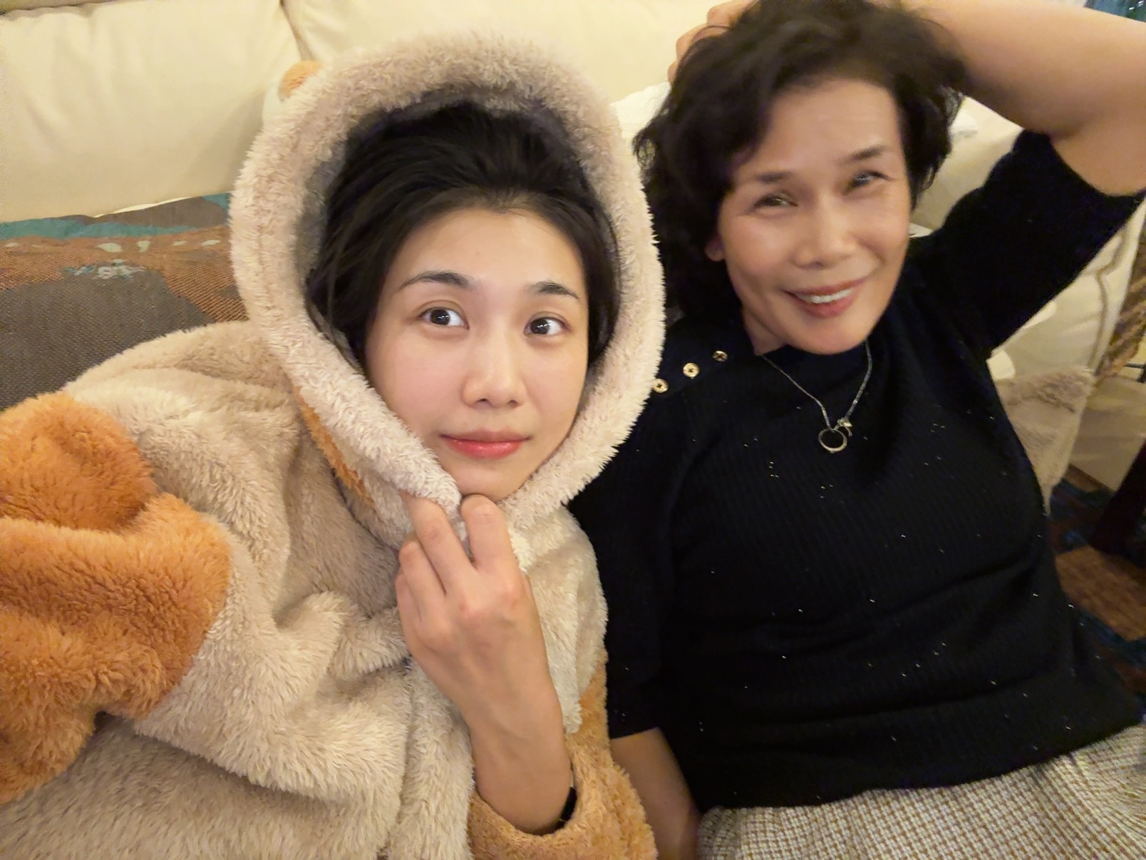 我有世界上最不扫兴的妈陪我看F1练习赛！陪我重看F1大电影，虽然她看不懂赛车，但