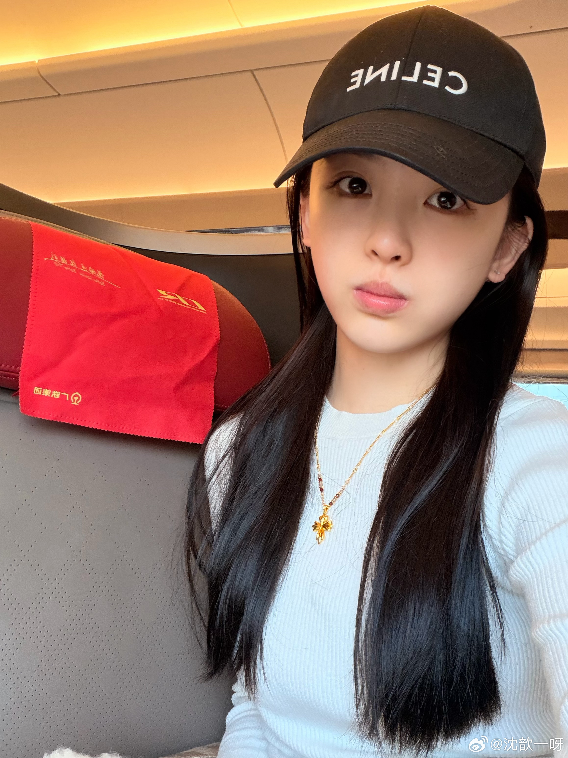 不化妆美颜一下还挺自然的好看哈哈哈哈哈 