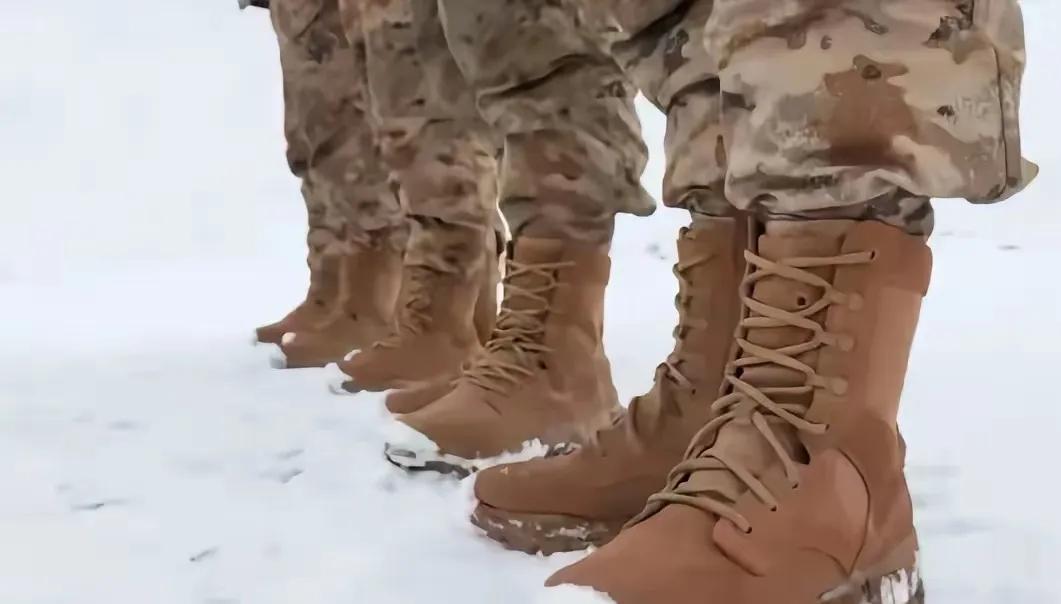 你知道解放军最卷的装备是啥吗？不是枪，也不是夜视仪，而是一双作战靴。千万别小看这