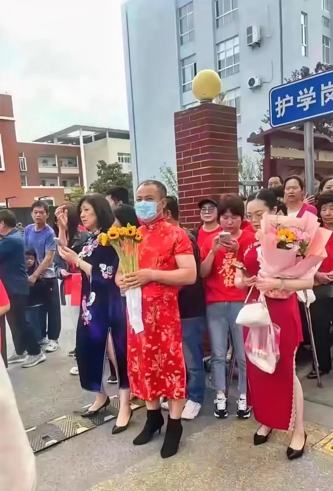 高考当天，家长很忙，又是旗袍，又是鲜花，这些别出心裁的家长，是什么心态？

家长