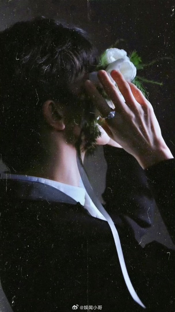 周深在后台干兼职吗周深说别拍了立不住 周深也太尊重节气了！春分在酒店立鸡蛋，候场