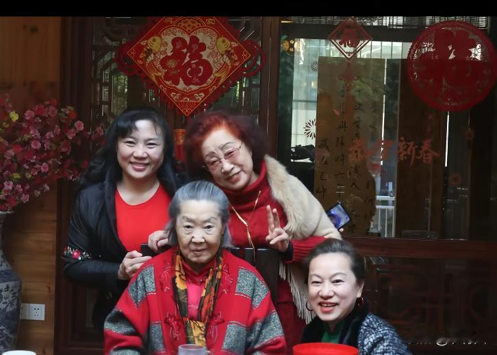 2025年春节期间，众多文艺界友人相聚看望歌唱家郭兰英先生，老人家精神状态十分好