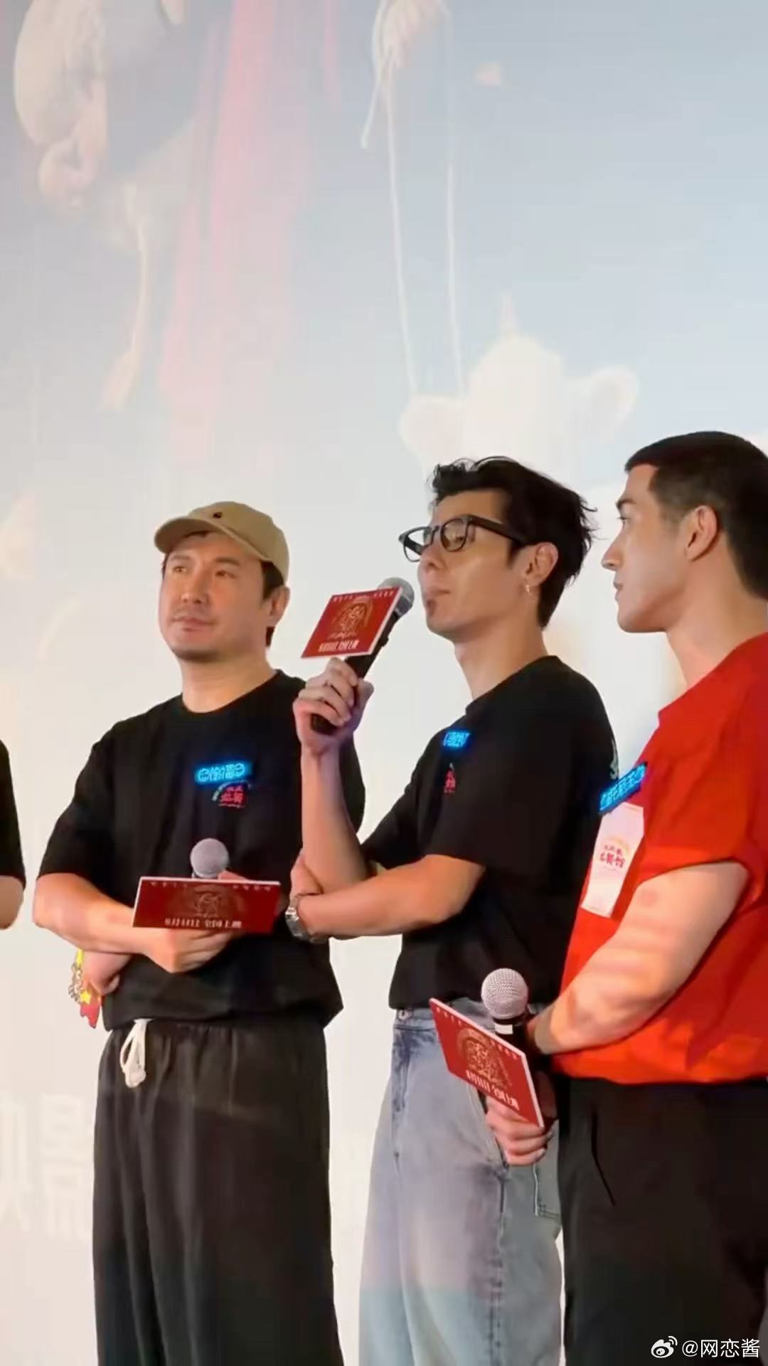 蒋奇明和外国小孩处挺好 戏里和小演员对手戏流畅自然，戏外偶遇外国小朋友也能快速拉